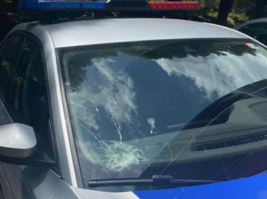 Serbët sulmojnë me gurë një veturë të Policisë në Zveçan