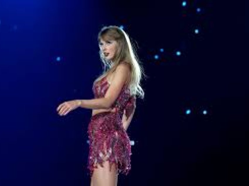 Taylor Swift gëlltit një insekt gjatë koncertit ‘LIVE’