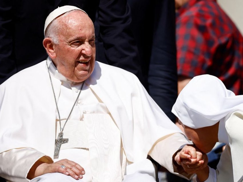 Papa Françesku kaloi një natë të qetë në spital pas operacionit, thotë Vatikani