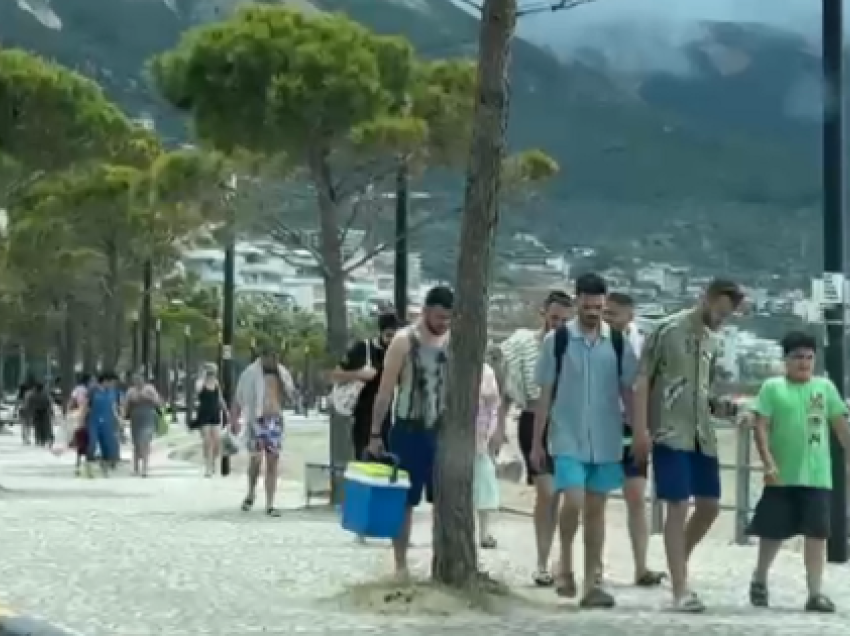 Pushuesit dhe turistët “sfidojnë” motin e keq, shijojnë rërën e bregdetit të Vlorës! “Trendi” i këtij viti “banjo shiu”