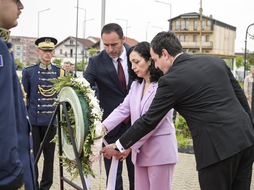 Kryeministri Kurti bëri homazhe në Prishtinë dhe Prekaz, në shënim të 24-vjetorit të çlirimit të Kosovës