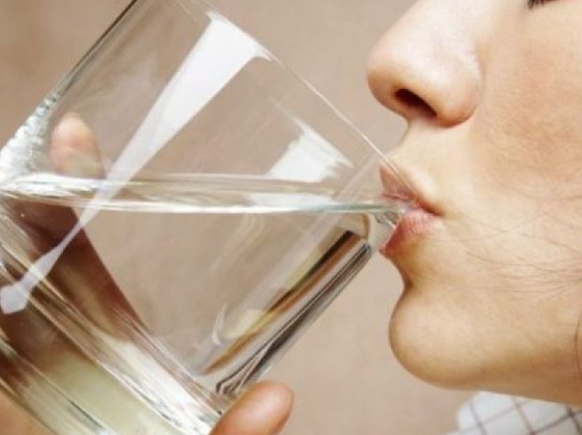 Pesë mënyra për të qëndruar të hidratuar pa pirë ujë