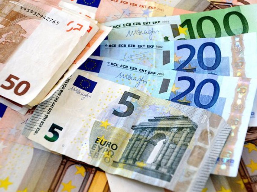 Euro bie në minimumin historik, çfarë po ndodh me dollarin amerikan? Këmbimi valutor për sot