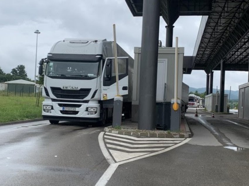 ​Dhjetëra kamionë presin të hyjnë në Kosovë, Kurti: Morëm masa në vendkalimet me Serbinë