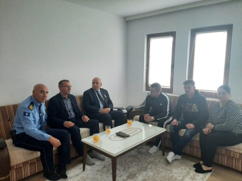 Kryetari i Sindikatës së Policisë së Kosovës viziton familjarët e policëve të kidnapuar nga forcat serbe