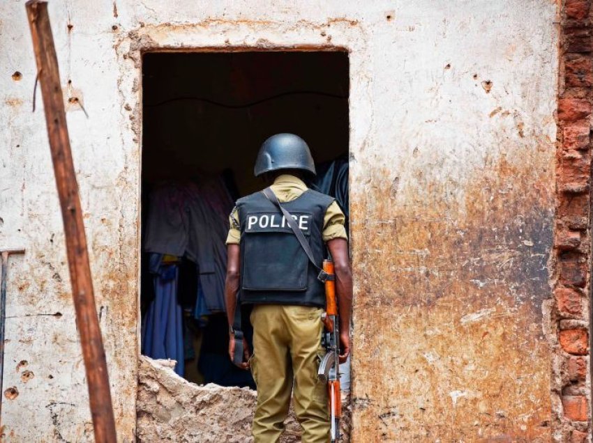 Militantë të lidhur me ISIS-in vrasin 40 nxënës në Uganda, ua dogjën trupin – duhet ADN-ja për t’i identifikuar