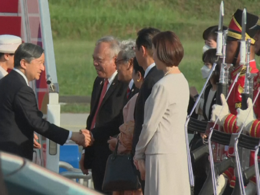 Perandori i Japonisë mbërrin për vizitën e parë shtetërore në Indonezi 