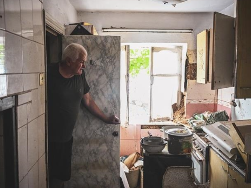 Përmbytjet bëjnë të pabanueshme shtëpitë në Ukrainë