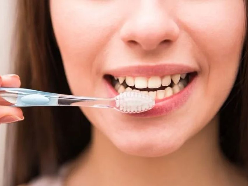 Dentistët tregojnë gabimet që bëhen zakonisht gjatë larjes së dhëmbëve