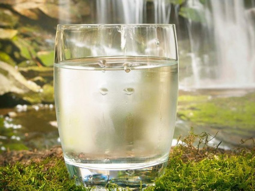 Pse mungesa e ujit nxit shtimin në peshë, ja sa duhet të pini