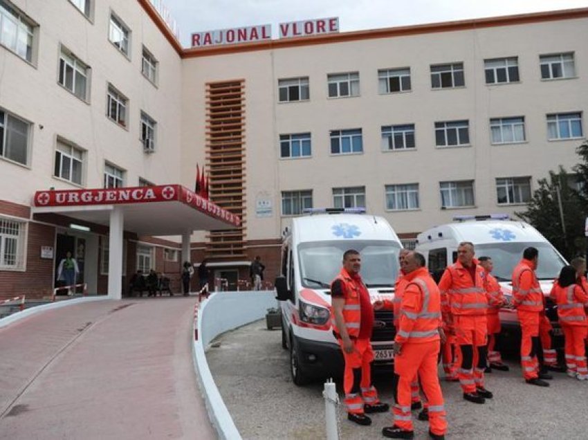 “O të q**** motrën”/ 35-vjeçari u bllokua në ambulancë, familjarët “vënë kujën” para spitalit të Vlorës, plas sherri me bluzat e bardha dhe policinë