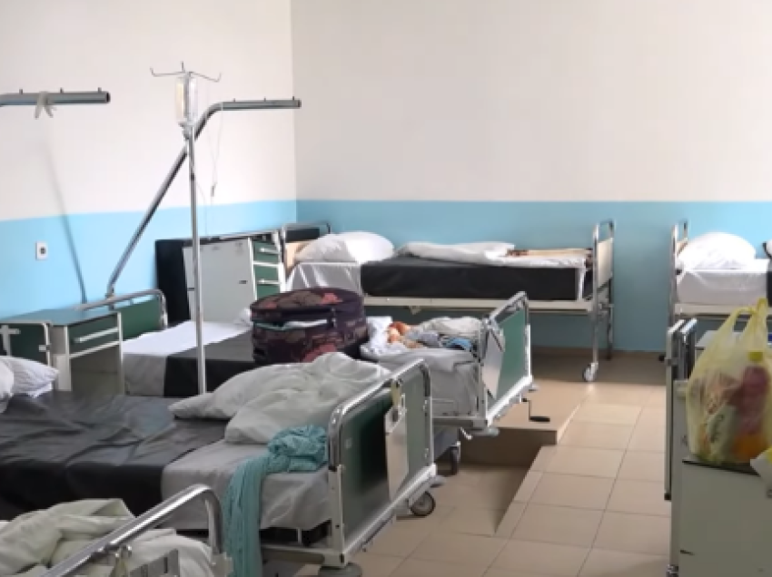Pacientja ankohet se e bën “sallatë” në spitalin e Ferizajit