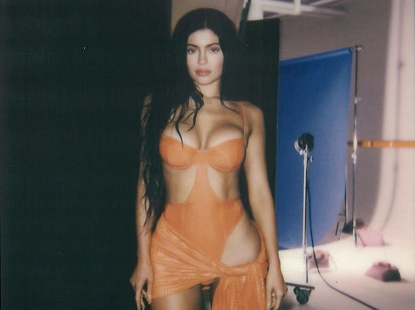 Kylie Jenner shfaqet ‘e nxehtë’ në imazhet e reja në bikini