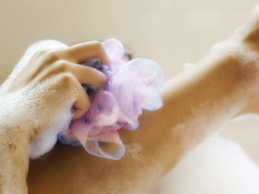 A duhet të përdorni sfungjerë kur bëni dush?