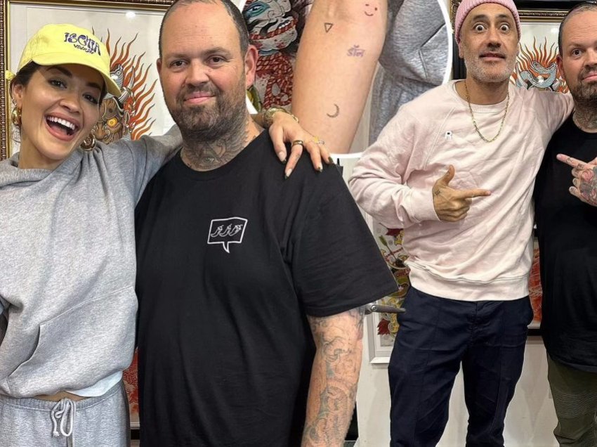 Rita Ora dhe Taika Waititi tregojnë tatuazhet e reja teksa befasojnë stafin e një dyqani në Sydney 
