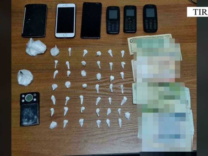 Shisnin kokainë në lokalet e ish-Bllokut, arrestohet 25-vjeçari, shpallen në kërkim dy bashkëpunëtorët e tij