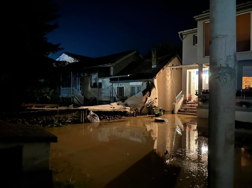 Pamje shokuese: Shemben muret e një shtëpie në Pejë si pasojë e vërshimeve