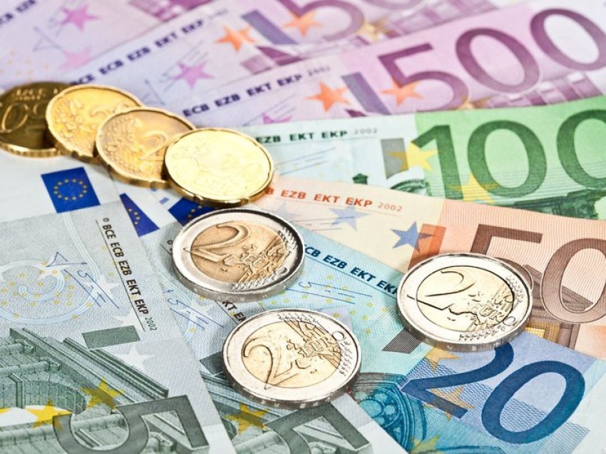 Euro e lëkundur në këmbimin valutor, specialistët gjejnë zgjidhjen se çfarë duhet të bëjmë me paratë