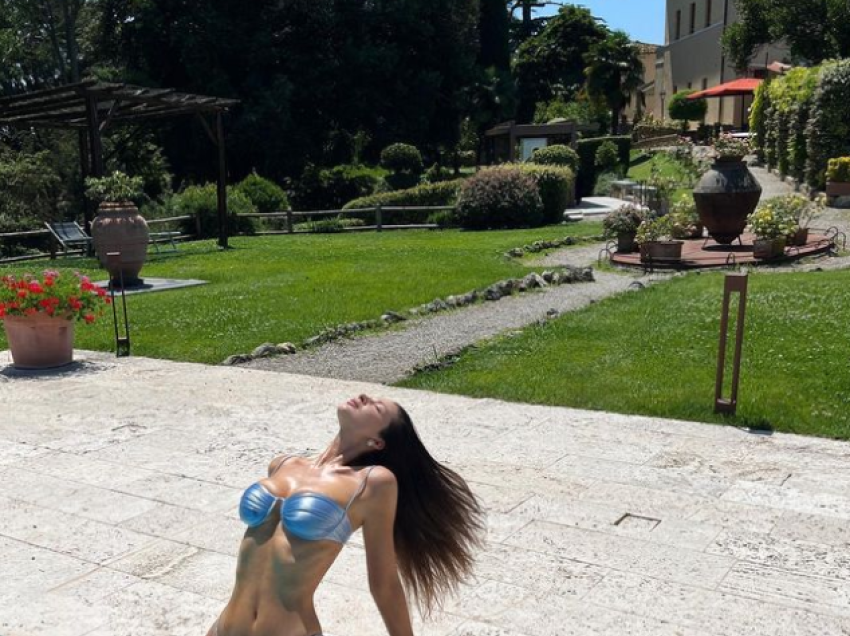 Oriola Marashi provokon në pozat me bikini, ndërsa ndodhet për pushime në Itali