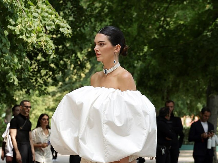 Kendall Jenner shfaqet me një fustan të çuditshëm në formë reje