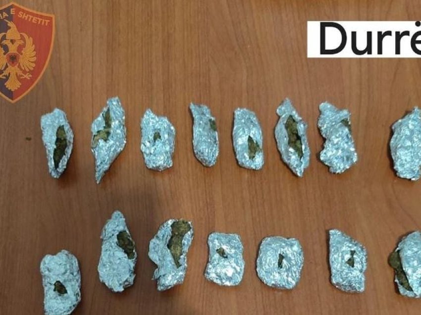 Shisnin drogë në plazhin e Durrësit, arrestohen 3 adoleshentët