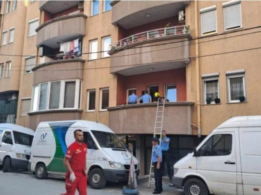 Fushë Kosovë: Nëna tenton ta hedhë nga ballkoni djalin e saj 6 vjeçar, ndërhyjnë ekipet emergjente - shihni pamjet