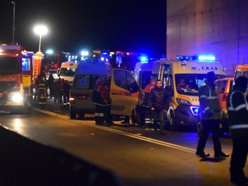 Shefi i stacionit hekurudhor në Greqi akuzohet për vrasje nga pakujdesia, të paktën 42 persona humbën jetën nga përplasja e trenave