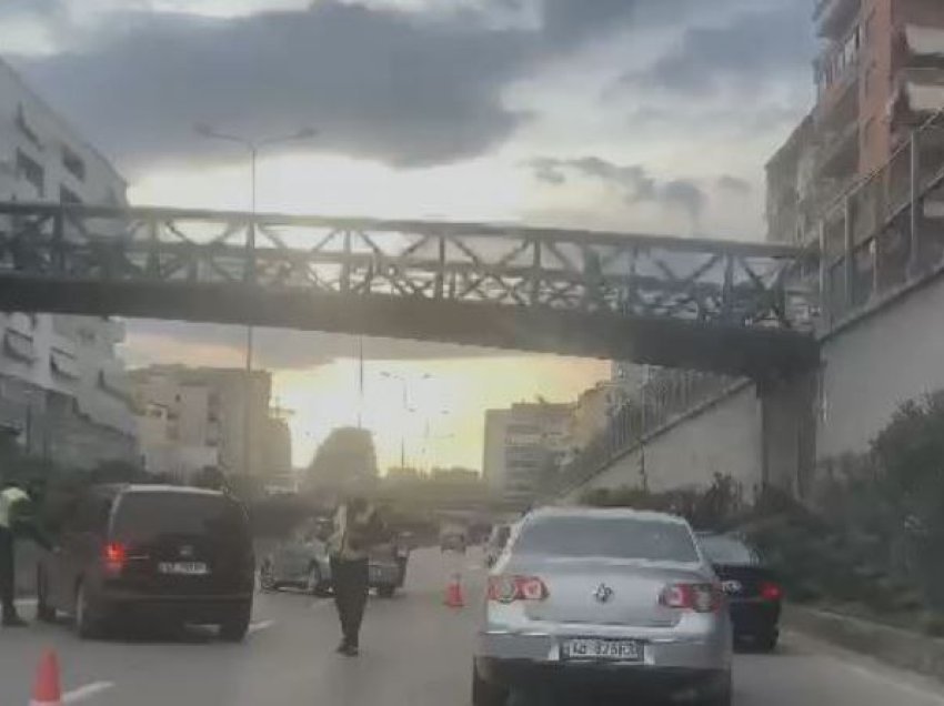 Aksident në Tiranë, përplasen dy makina, raportohet për të plagosur