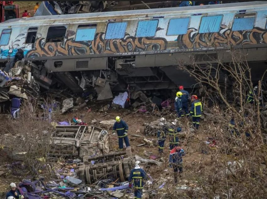 Shkon në 57 numri i viktimave nga përplasja e 2 trenave në Greqi, më shumë se 10 çanta me pjesë njerëzore mbërrijnë në morg