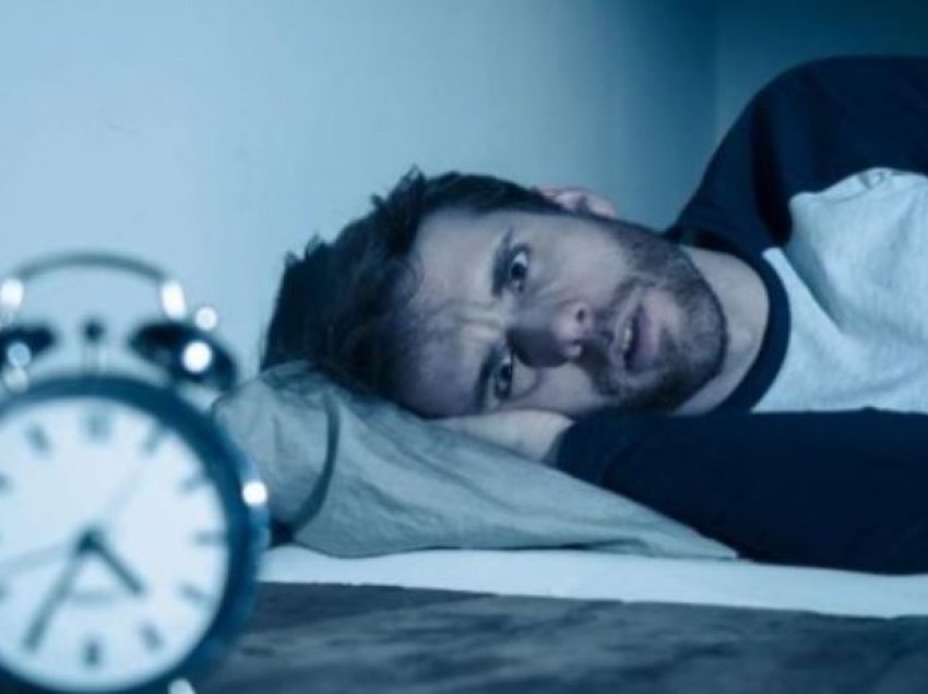 Gjumi i tepërt ose i mangët ju bën më të prekshëm ndaj infeksioneve