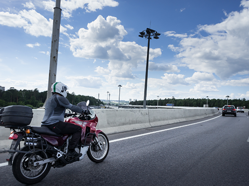Voziti 111 km në orë në zonën ku lejohej vetëm 50, i ndalohet drejtimi motoçikletës për një vit