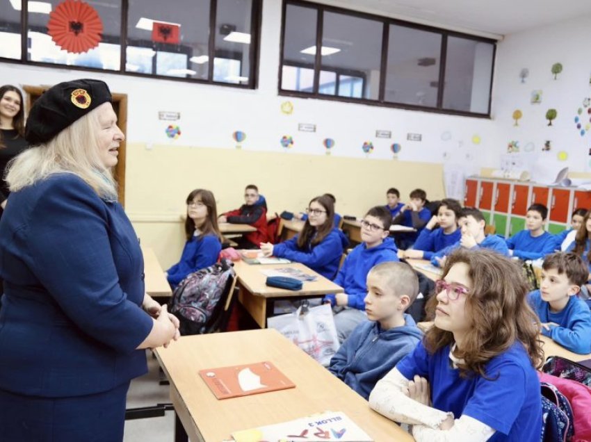 Flora Brovina rrëfen para nxënësve të Prishtinës tregimin për UÇK-në