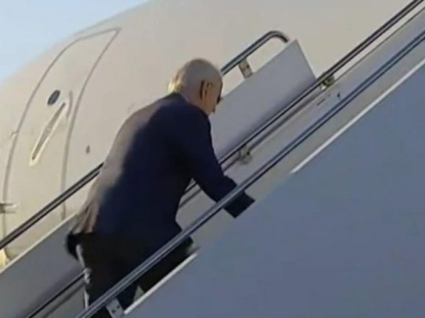 Biden sërish probleme me shkallët, gati sa nuk rrëzohet ndërsa ngjitet në aeroplanin presidencial