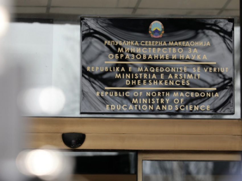 Ministria e Arsimit në Maqedoni paralajmëron ligj të ri për tekstet shkollore