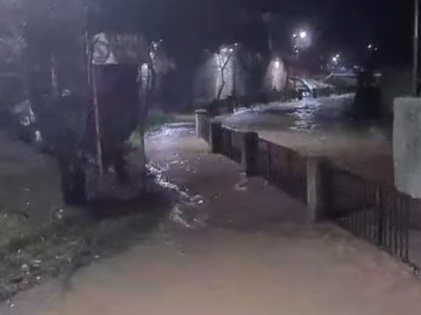 Pas reshjeve të shiut, lumi në Mitrovicë del nga shtrati