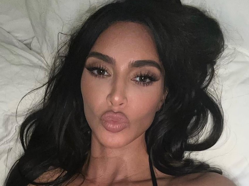 Kim Kardashian provokon fansat me disa ‘selfie’ në bikini