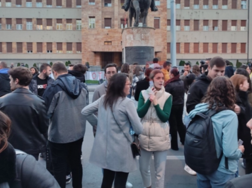 Nxënësit e shkollave të mesme dhe studentët në Maqedoni sot protestojnë para Ministrisë së Arsimit dhe Shkencës