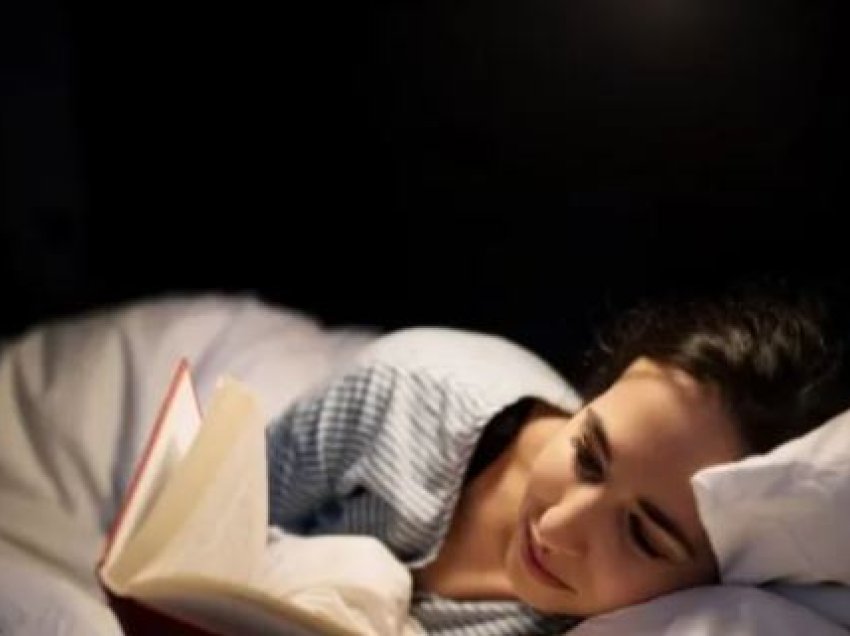 Pesë arsyet se pse duhet të lexoni para gjumit