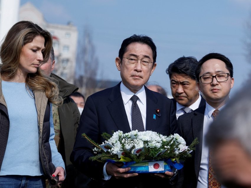 Kryeministri i Japonisë vendos kurorë me lule në varrin masiv në Ukrainë, derisa Xi takohet me Putinin