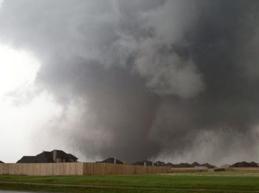 Tornadot vrasin 19 persona në SHBA, raportohet për dhjetëra persona të tjerë të mbetur nën rrënoja