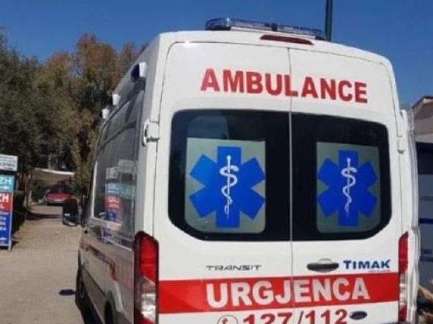 Autobusi del nga rruga dhe përmbyset në Tiranë/ Plagosen tre persona