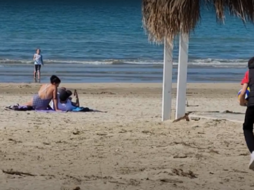 Plazh në Durrës/ Ngrohja e motit tërheq dhjetëra qytetarë në bregdet
