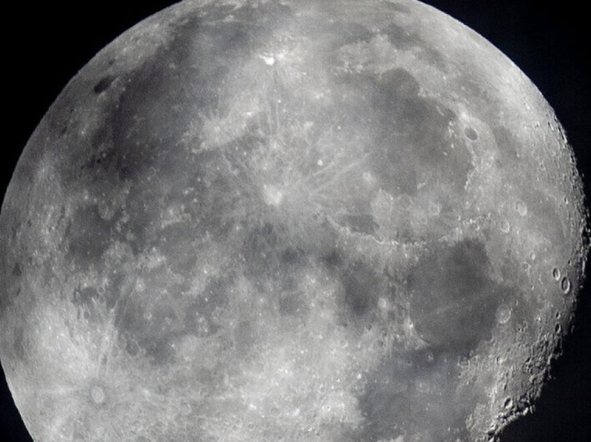 “Rruazat e qelqit” në sipërfaqen e hënës mund të mbajnë miliarda tonë ujë
