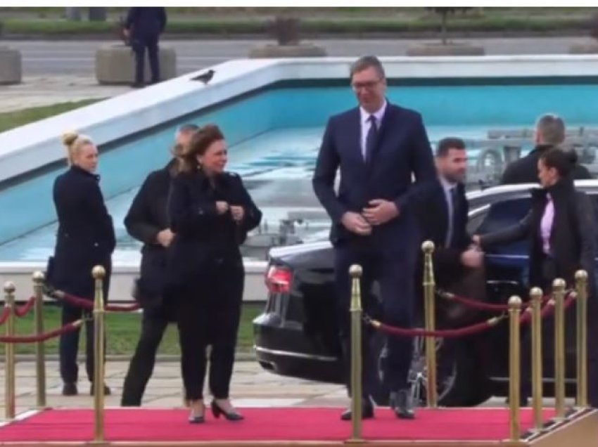 Një ditë pasi tha “s’e njohim Kosovën”, presidentja e Greqisë zbarkon në Beograd
