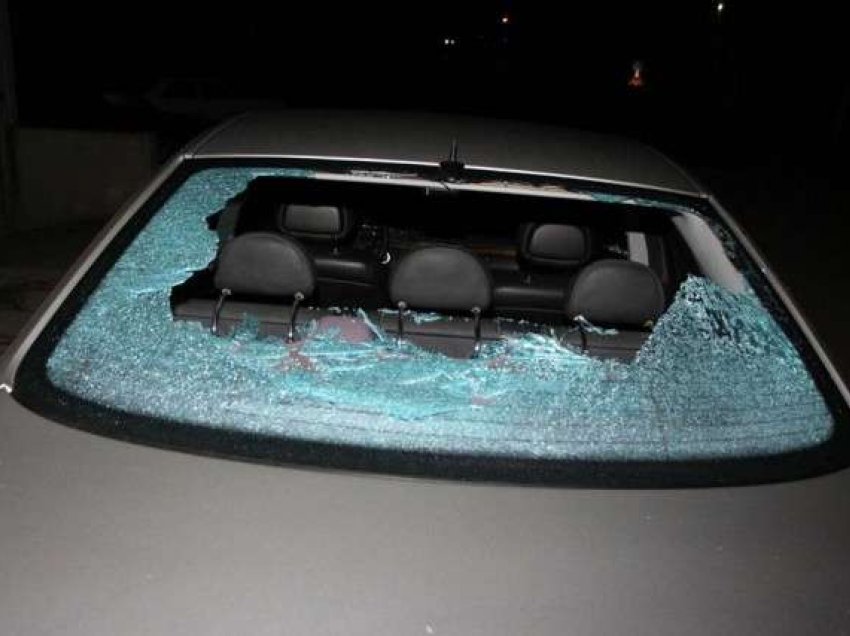 Dëmtohet vetura e gazetarit serb që kishte pasur konflikt verbal me kryetarin e Shtërpcës