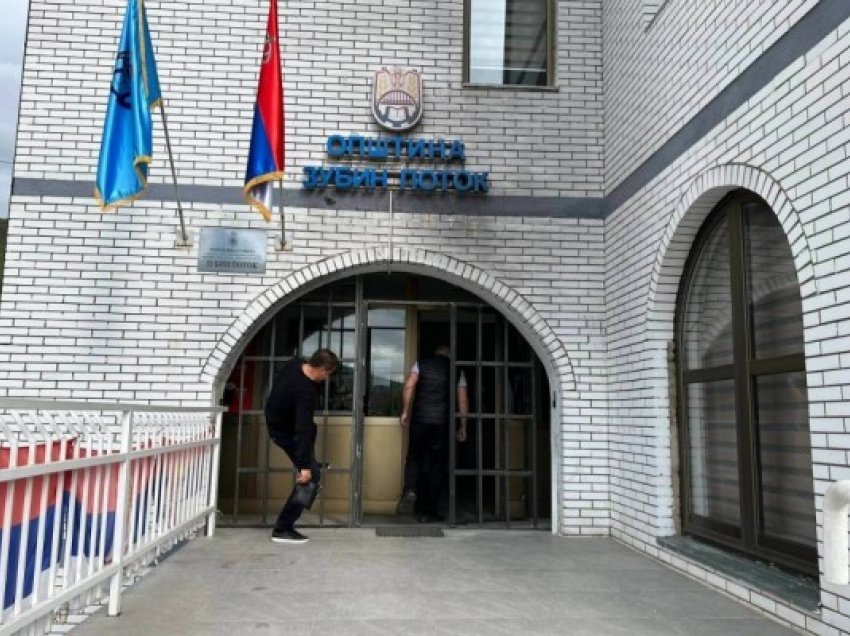 Strukturat paralele ilegale serbe rrethojnë objektin e Komunës së Zubin Potokut