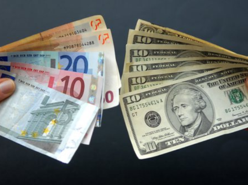 Euro dhe dollari ende në krizë, ja me sa do të këmbehen monedhat e huaja sot