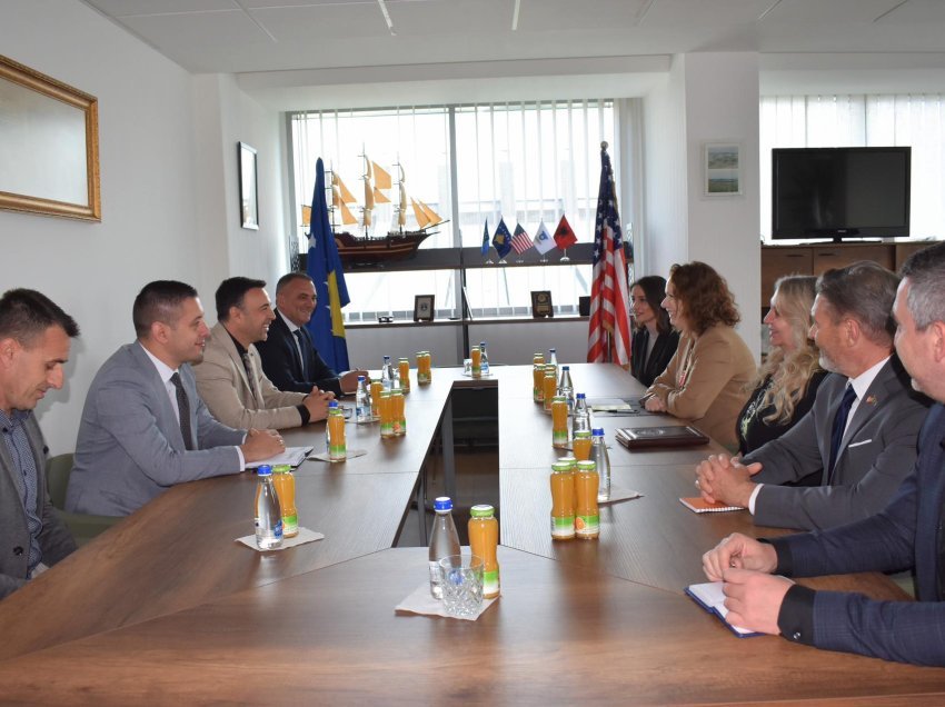 Dibrani takohet me zyrtarë të lartë  të Ambasadës Amerikane në Kosovë
