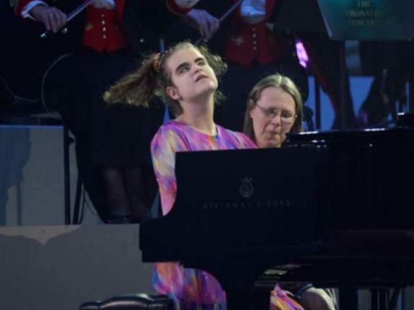 Pianistja e re e verbër emocionon në Koncertin e Kurorëzimit