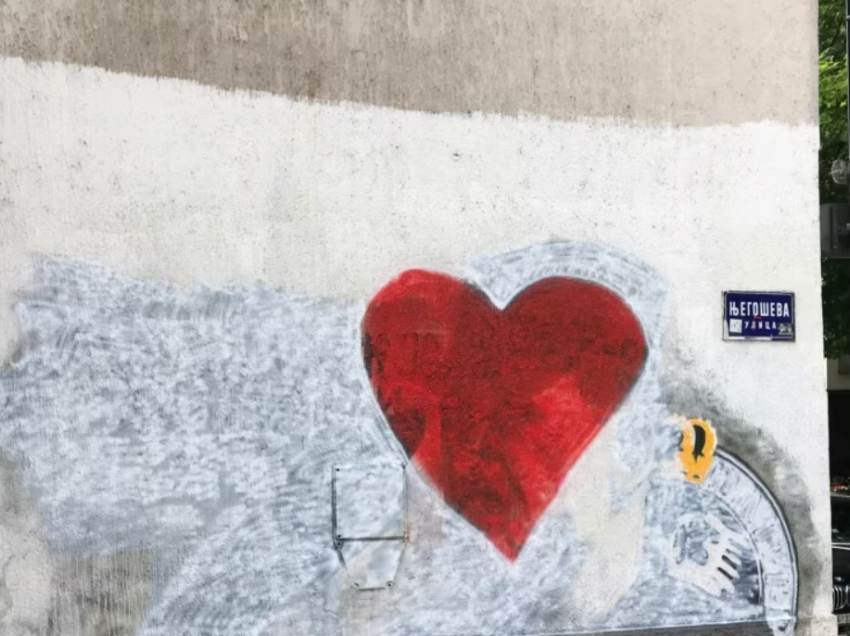 Fshihet murali i Mlladiqit në Beograd